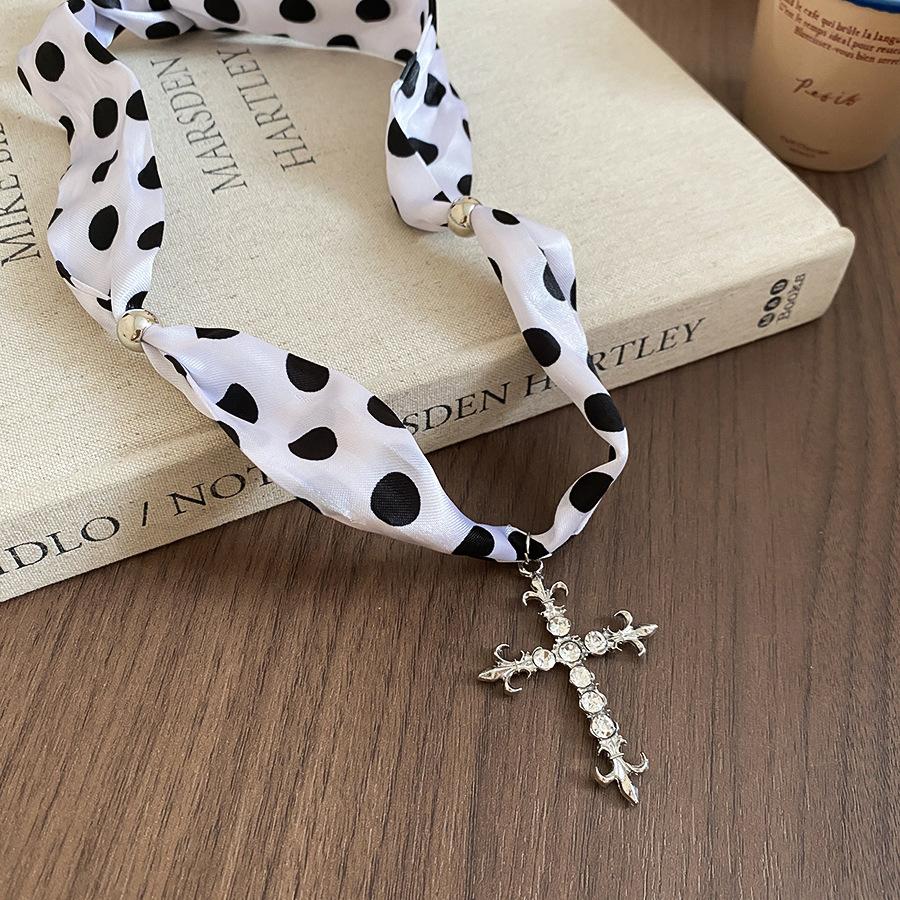 Retro style coffee fabric acrylic love necklace light luxury sweater chain versatile necklace women