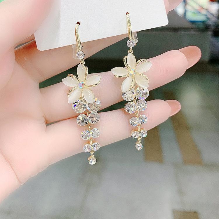 1011 New five-leaf petal opal earrings, temperament diamond-encrusted flower fringed earrings, earrings.