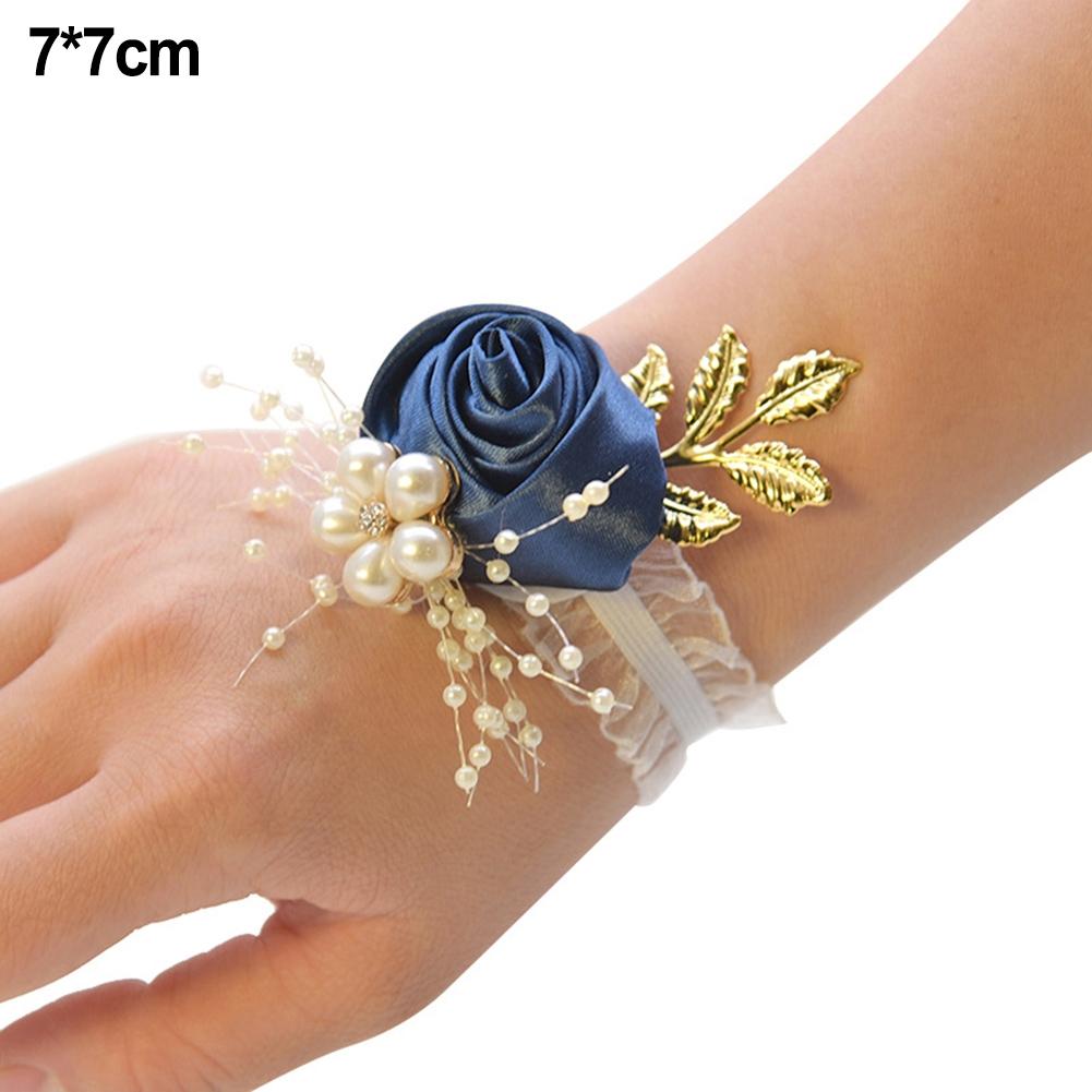 Elegantní svatební plesová párty družičky květinová náramková korsáž s perlovými akcenty