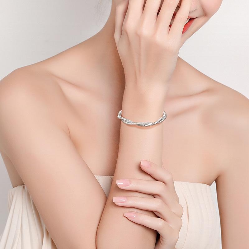 [Minimalist Sliding Bracelet With Möbius Strip Design Intertwined Love Bangle Ins Trendy Subtle Jewelry]