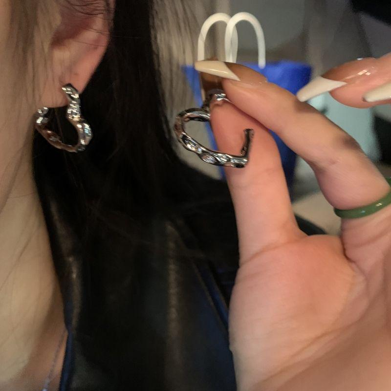 Highly Recommended: Chic Heart Earrings – Trendy, Versatile, Lightweight Luxury Design for Women.