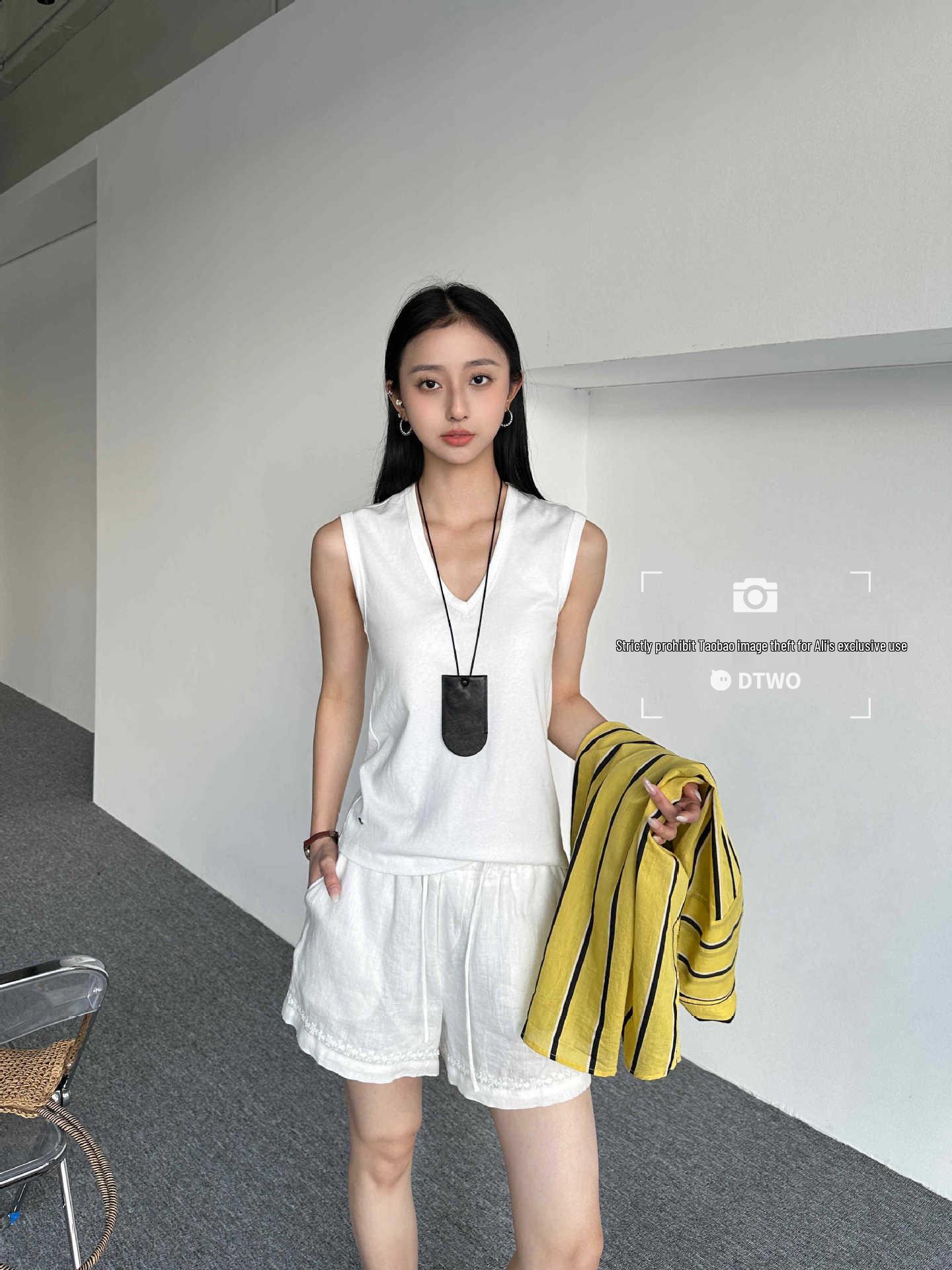 

DTWO Spring/Summer Women s Sleeveless Vest - Thirteen Line Design (6121039) Medium серый