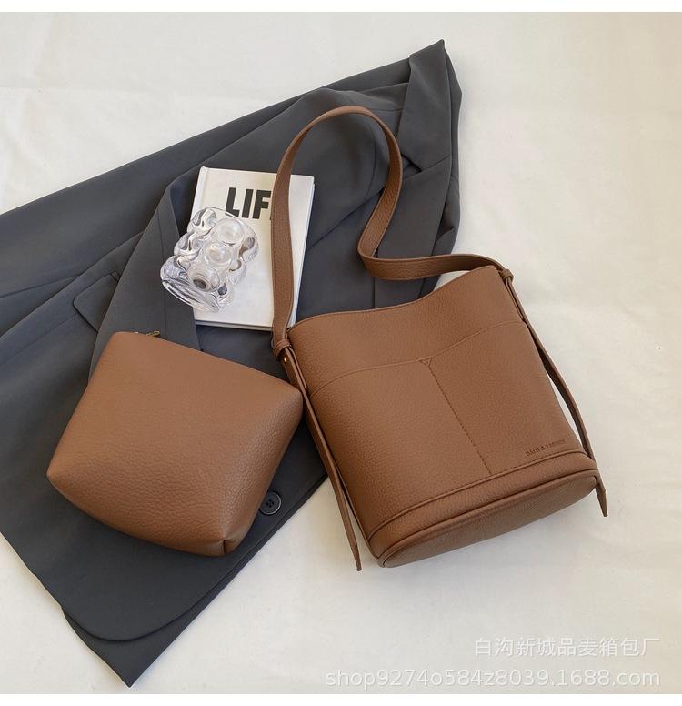 

Niche design bucket bag women s 2025 new autumn and winter fashion retro crossbody bag Korean version commuter shoulder bag коричневий