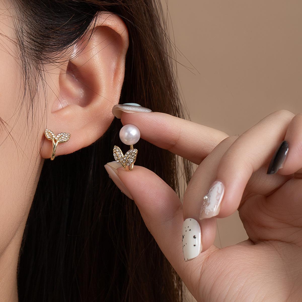 Diamond-Inlaid Gold Leaf Pearl Stud Earrings: French-Style, Luxurious Ear Jewelry for Women.