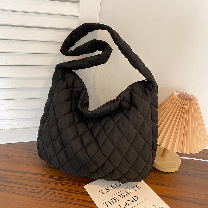 

Down Jacket Bag Women s Bag 2026 New Simple Solid Color Tote Bag Autumn and Winter Rhombus Large Capacity Casual Shoulder Bag чёрный