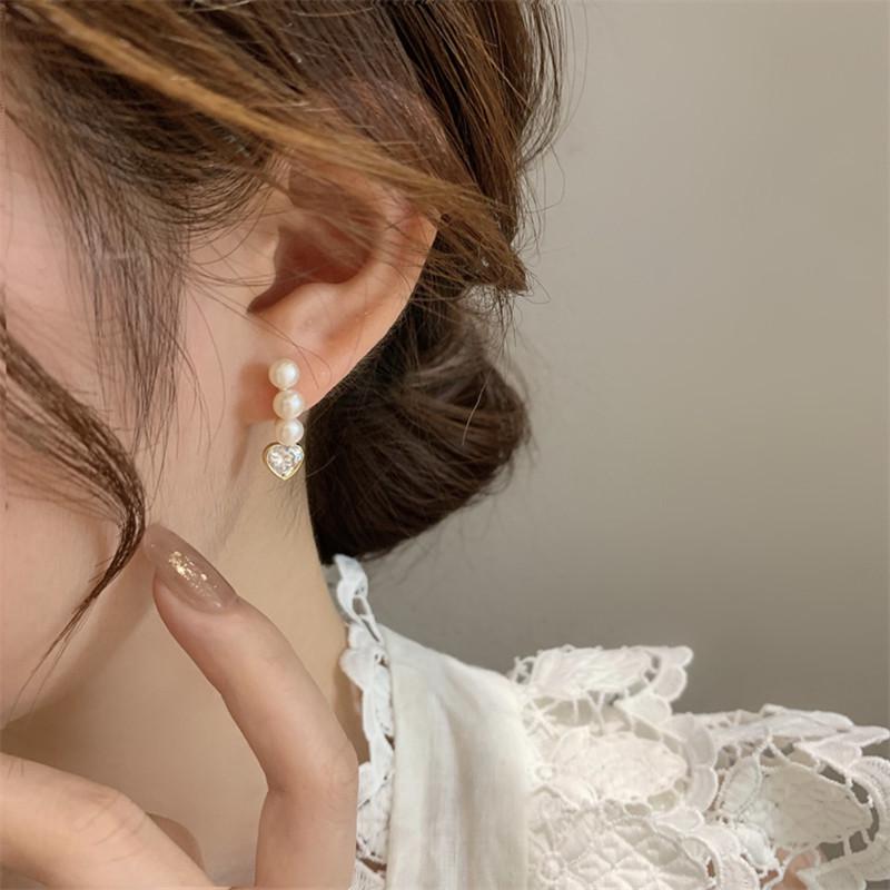Korean Dongdaemun Pearl Heart Earrings: Unique Design, Light Luxury, Versatile Women's Accessory for Midsummer Temperament.