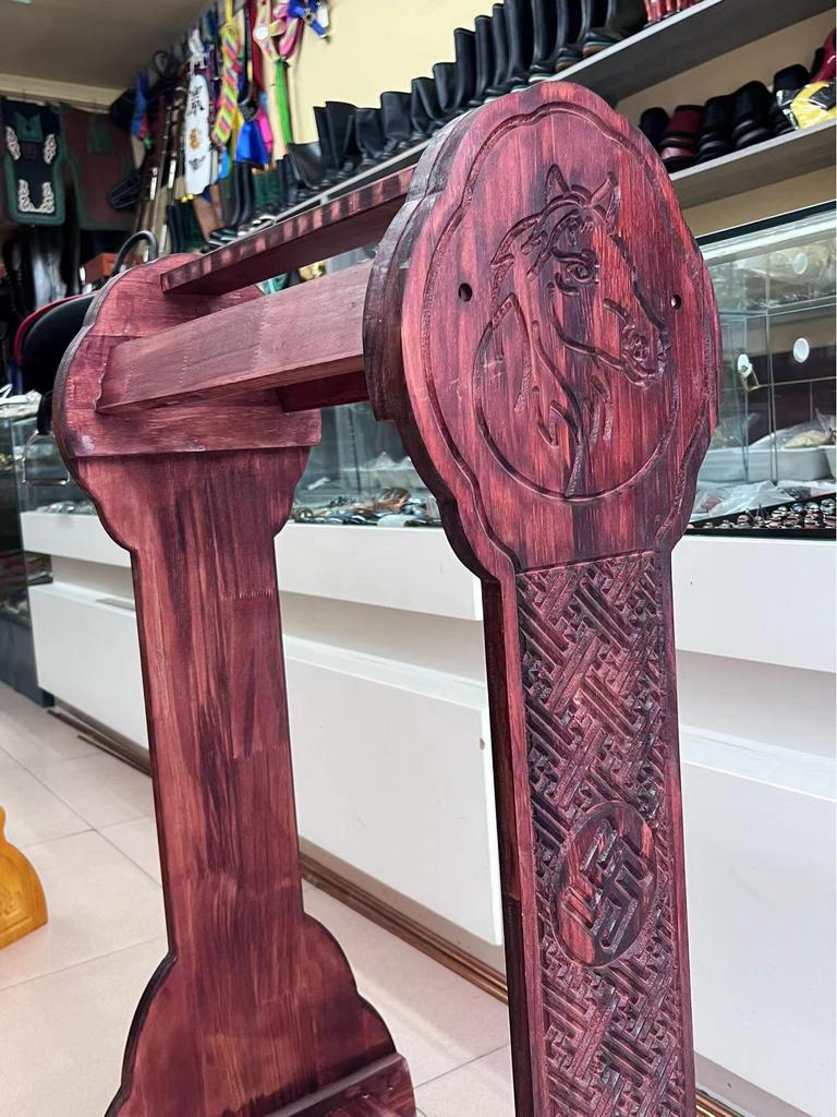 Sattelständer & Ausstellungsständer aus Massivholz Dekoration