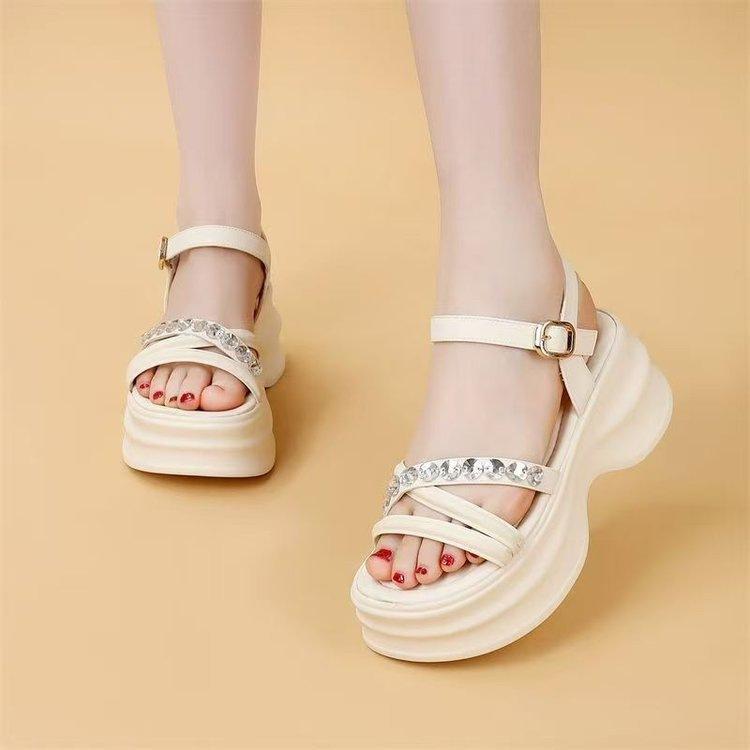thick-soled rhinestone French sandals for women's 2025 summer new models, fashionable and versatile, high-heeled soft-soled beach shoes, small men