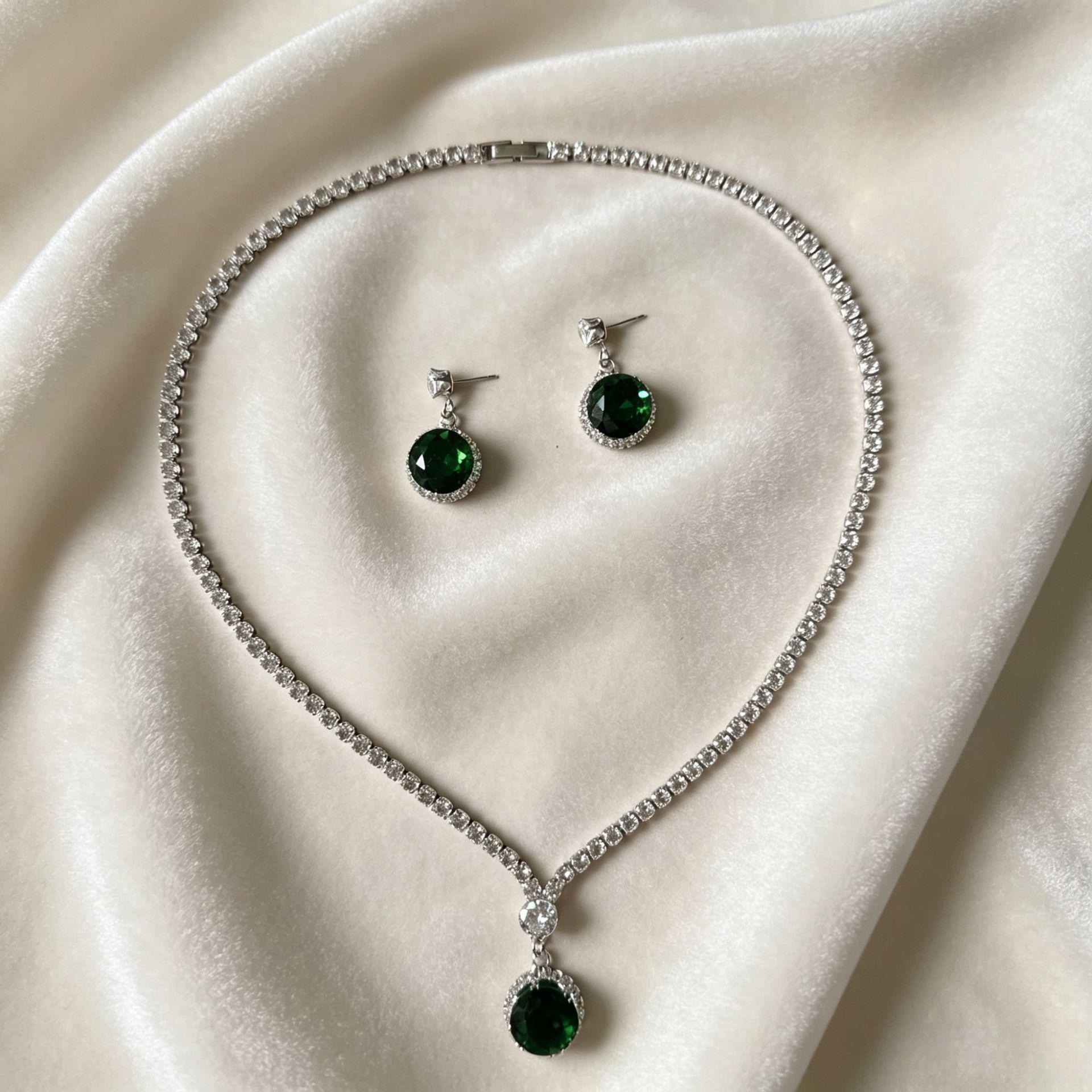 Elegant Zircon Pendant Necklace & Earring Set - Sparkling Jewelry for Women s Parties & Daily Wear зелёный