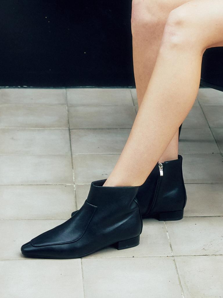 Komorebi Museum Slim Toe Shape Ankle Boots I Km409