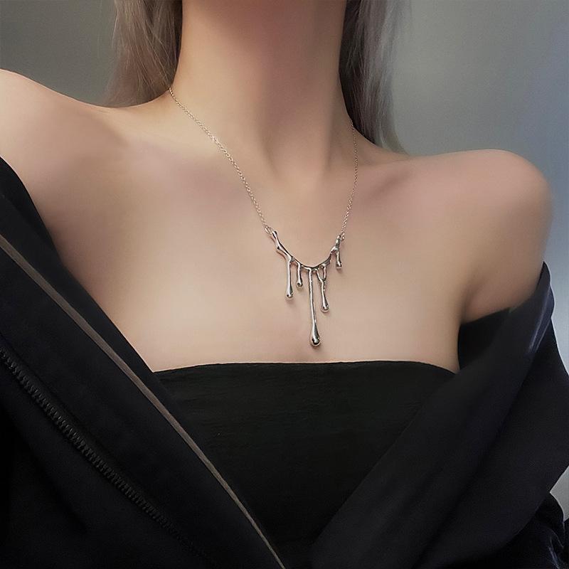 Flytande oregelbundna geometriska örhängen söta och coola personlighetsdesignkänsla enkla legeringsvattendroppeörhängen