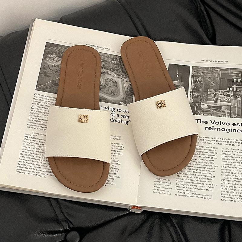 

Fashion niche high sense Internet celebrity temperament cool slippers women s 2025 summer new wear simple flat bottom one word slippers 40