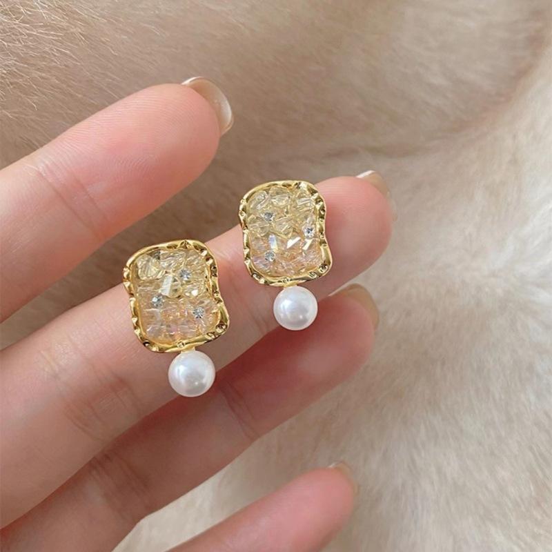 Stylish and simple square high-end stud earrings, women's geometric versatile temperament earrings, elegant and atmospheric earrings.