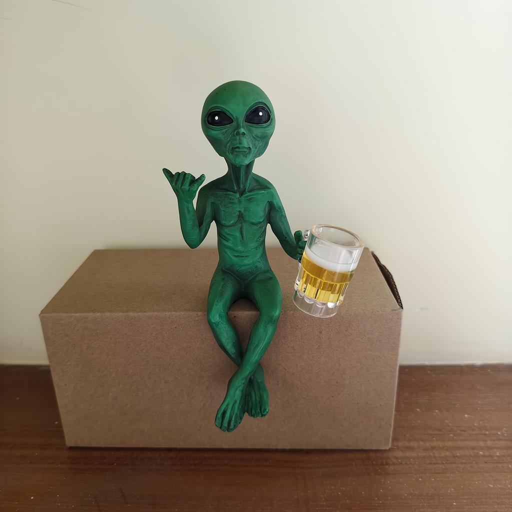 Funny Alien Beer Statue Garden Landscaping Yard Art Ornament Resin Beer Drinking Alien Sculpture Desktop Decoration