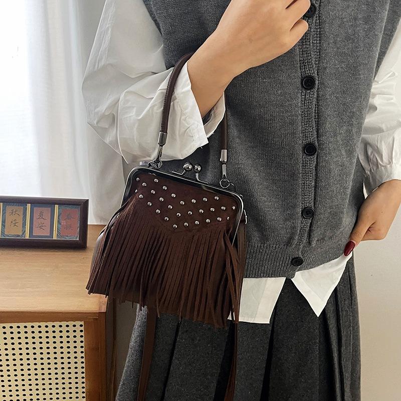 Fashion women's bags, messenger bags, retro fringed shoulder new versatile largecapacity women's portable clip bags
