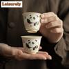 2 Stück/Los Creme Ding-Ofen Panda spielt Schmetterling Teetasse Japanische Teeschale Einzelne Tassen Duftbecher Jianzhan Meistertassen Trinkgeschirr