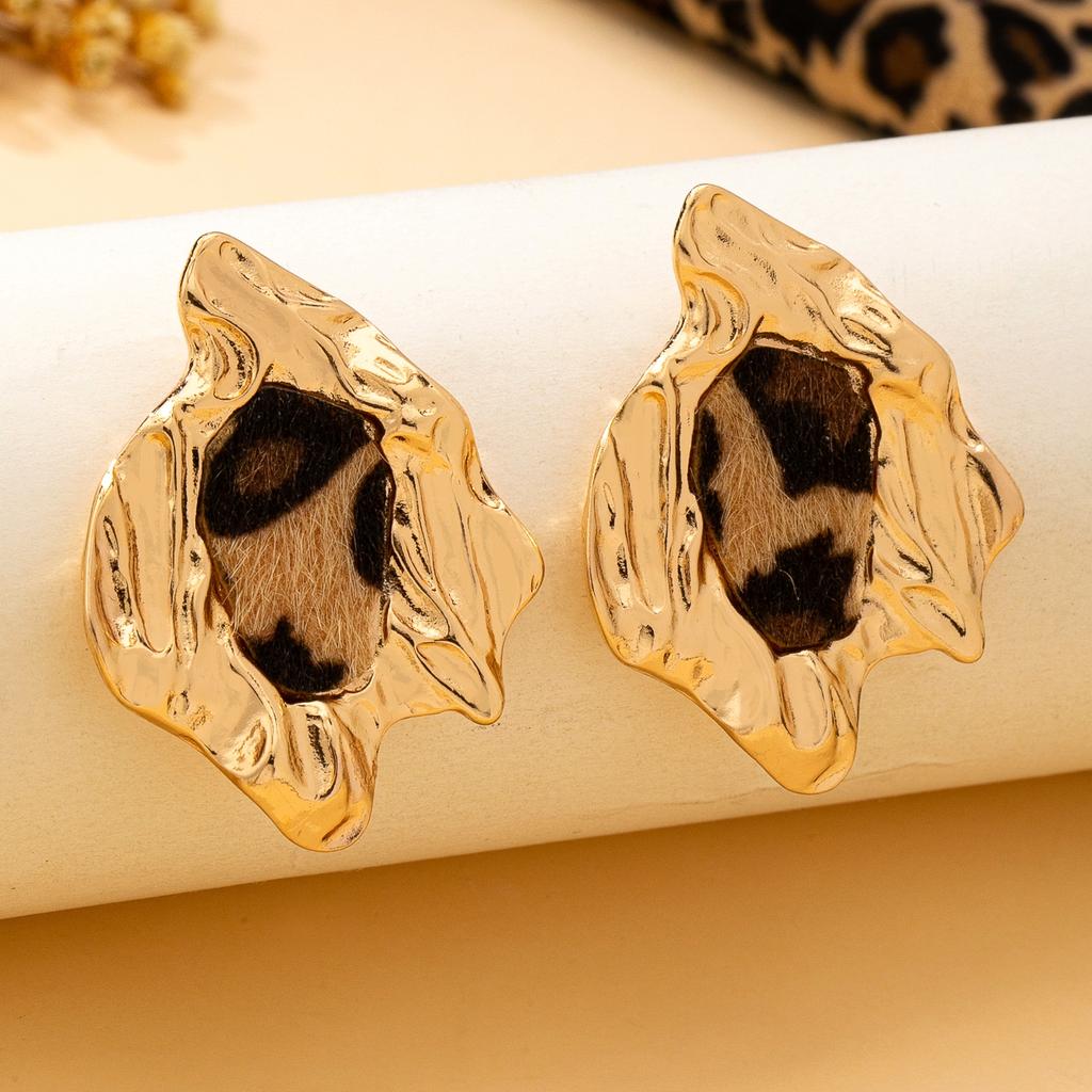 A Pair of Women's Earrings, Asymmetrical Zinc Alloy Leopard Print Earrings, Suitable for Daily Wear and Banquet Wear