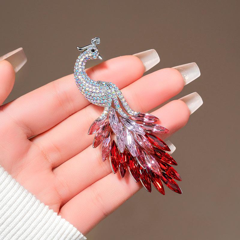 Broche Paon Dégradé Rétro Élégante: Broche en cristal tendance pour costumes et robes d'automne/hiver