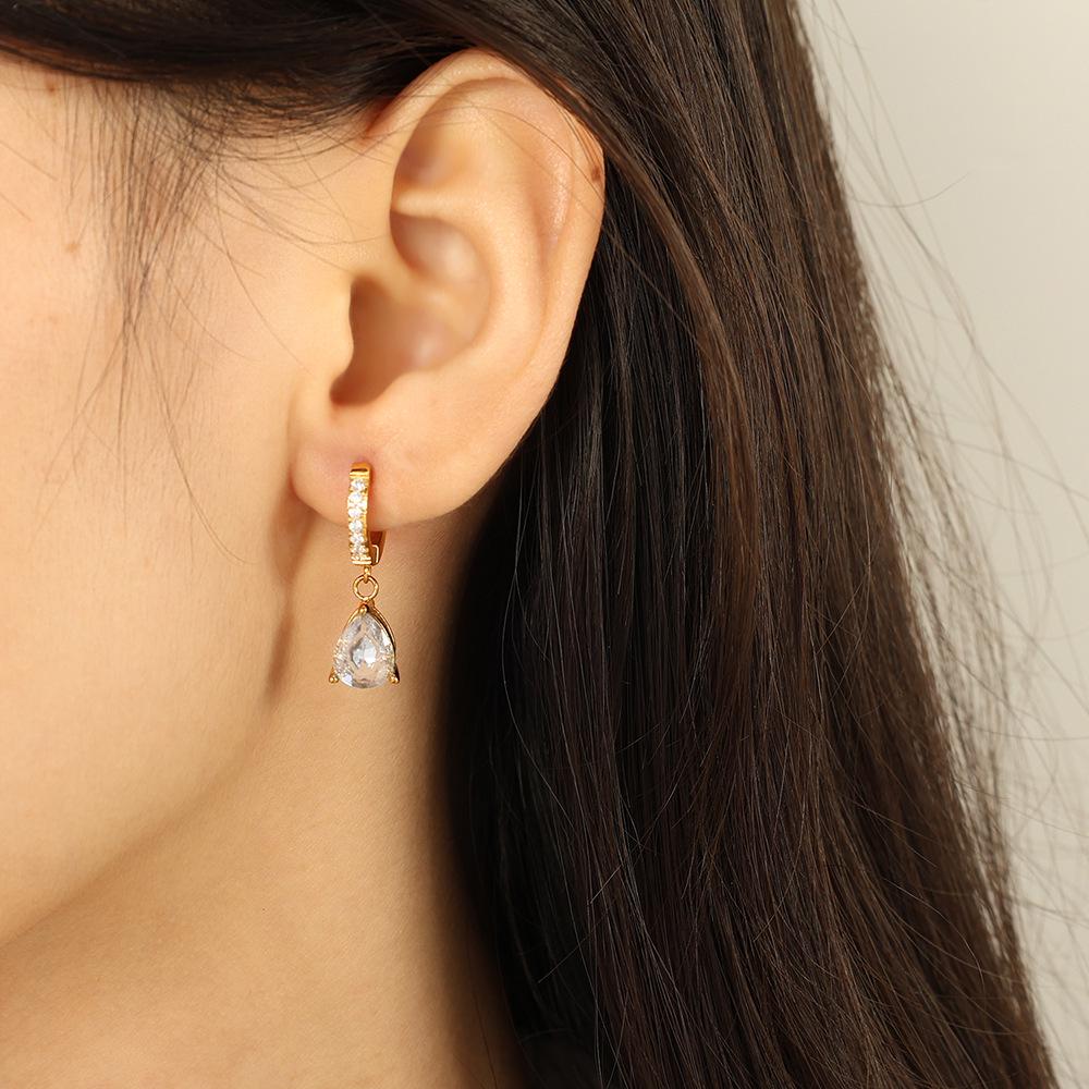 Manchettes d'Oreille Goutte d'Eau Zirconia Minimalistes Élégantes - Design Rétro Européen Américain en Acier Titane pour Femmes
