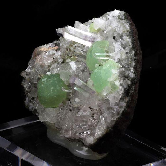 Pierres et Minéraux. Prehnite, Calcite, Quartz. 1369.5 ct. Goboboseb Mts, Brandberg, Namibie.