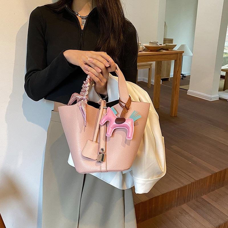 Premium bag, silk scarf pendant, child and mother contrasting color bucket bag, small lock, portable women's bag