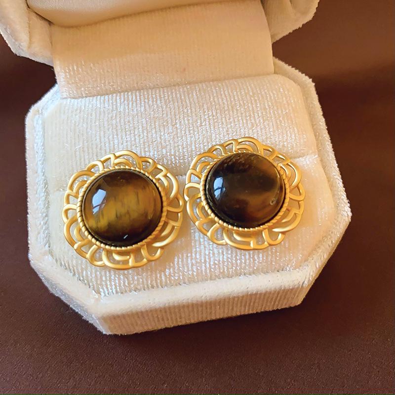 Silver Needle Tiger's Eye Style Earrings: Elegant, Fashionable Studs with Caramel Color Finish.