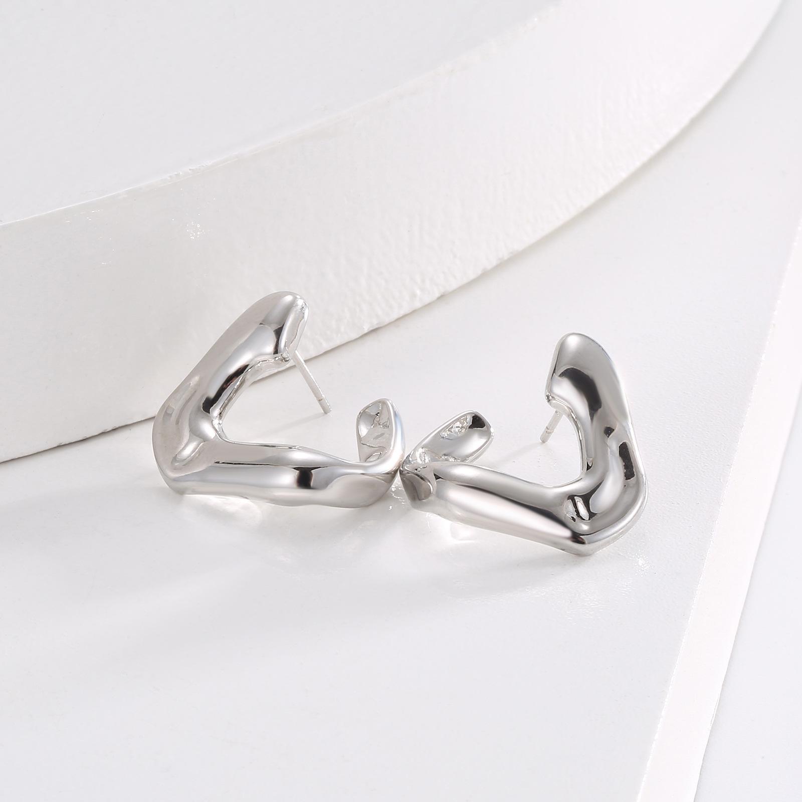 

Холодные серьги - это высококачественные серьги с иглами из серебра s925, модные и простые, с персонализированным дизайном, геометрические серьги-треугольники с изгибом.