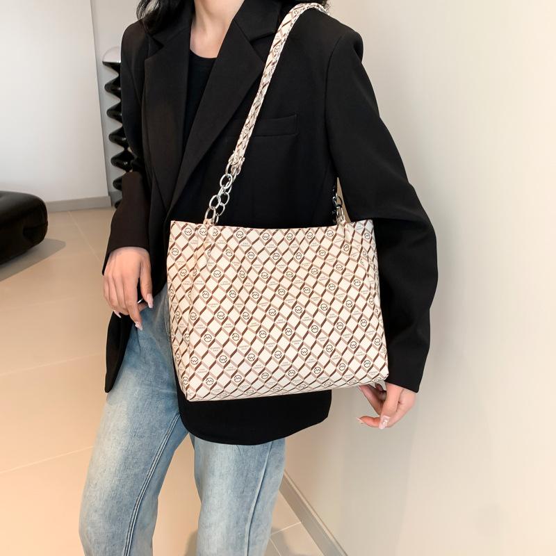 Korean Version of Simple Casual Bag Spring New Simple Large Capacity Fashionable and Fashionable Underarm Tote Shoulder Bag