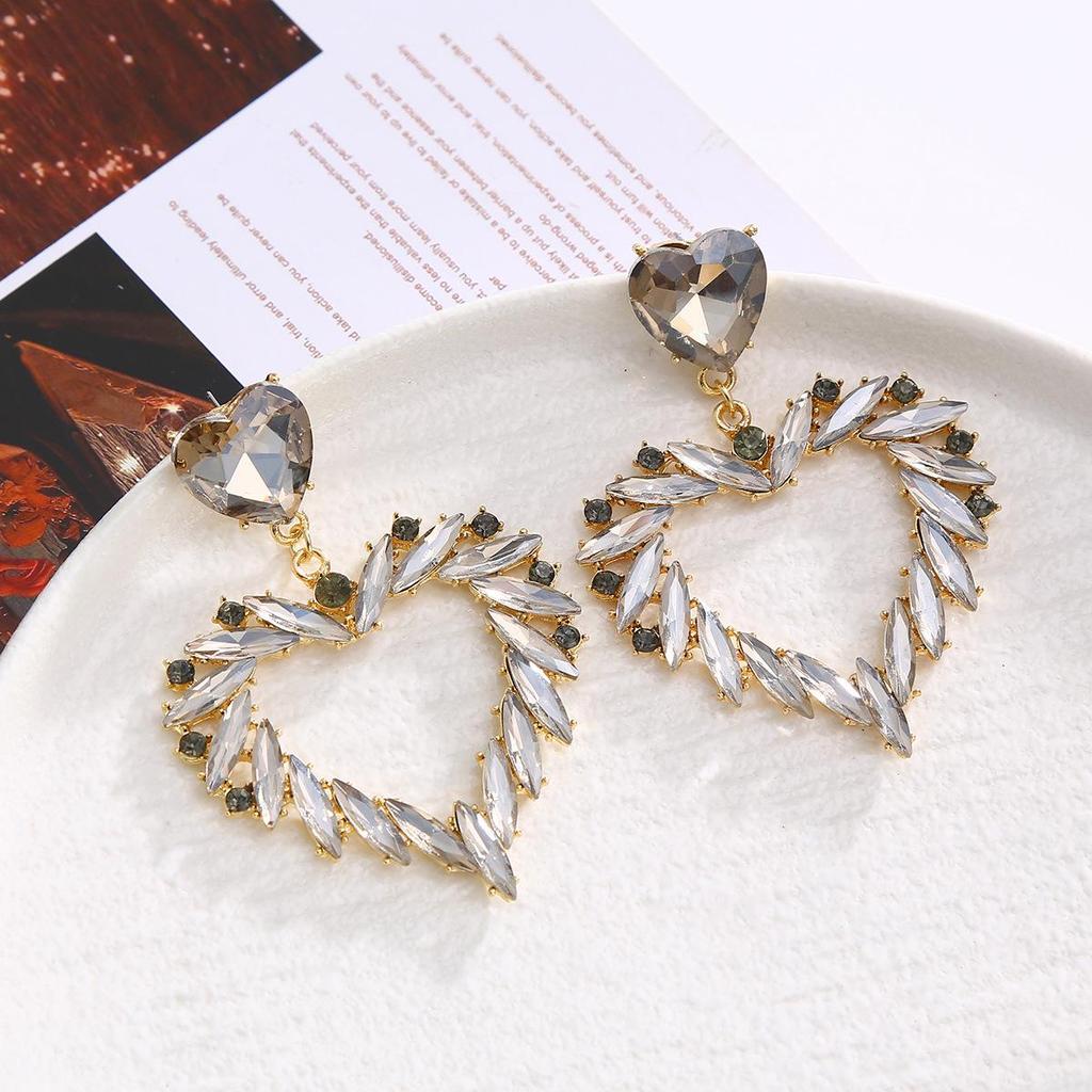 Trendy Vintage Heart Earrings: Chic and Stylish Statement Piece