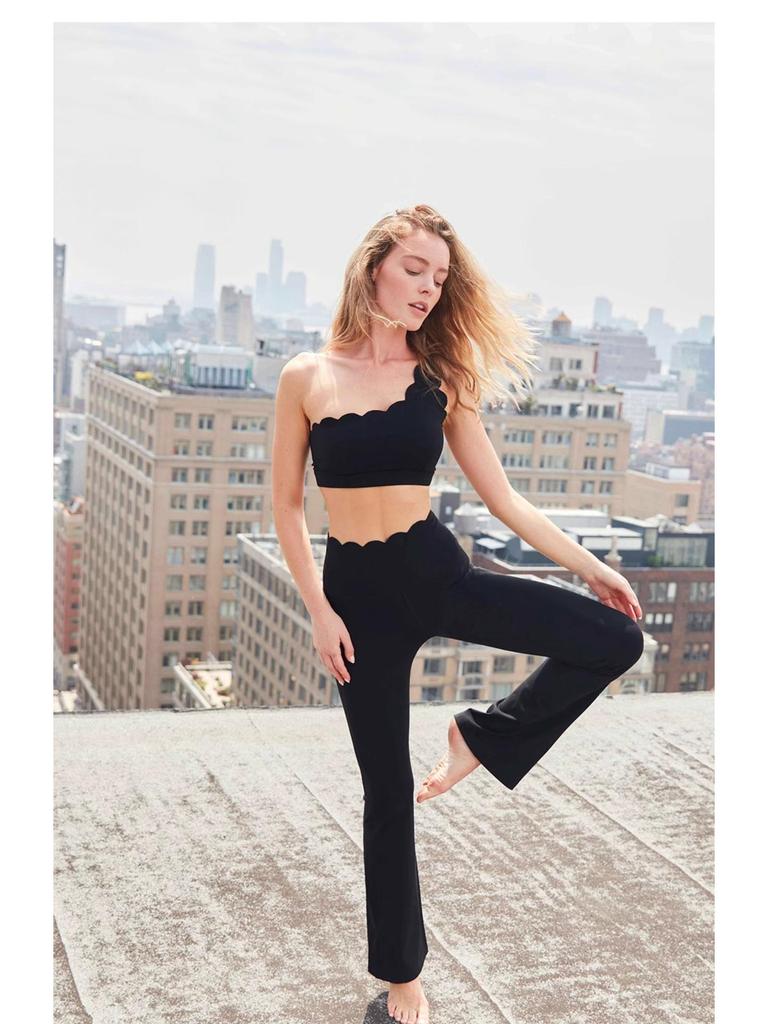 Sutien Sport cu Suport Mediu Rezistent la Șocuri cu Cupe Detașabile - Design Fără Spate pentru un Aspect al Pieptului Mai Subțire