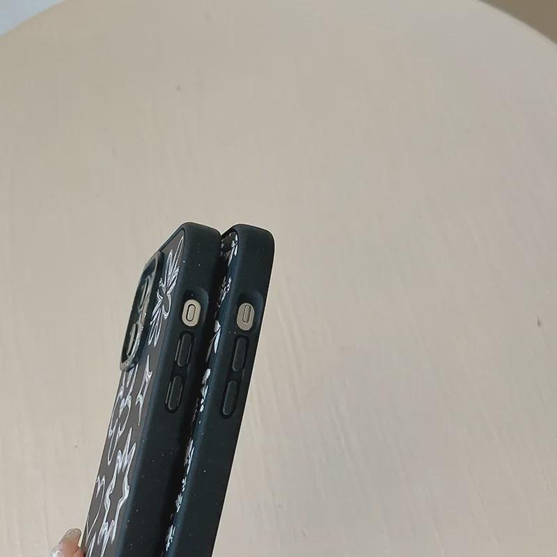 Husă Metalică Magnetică Neagră Mată cu Grafitti Floral pentru iPhone 16 Pro Max/15 Pro/14