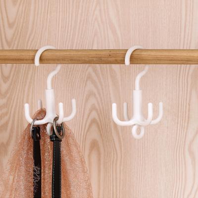 Sophisticated Design of Four Claw Swivel Hooks In Silver White Color