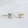 Dívčí roztomilé náušnice ze sterlingového stříbra s přírodní bílou sladkovodní perlou, malé náušnice v barokním stylu, náušnice s háčkem