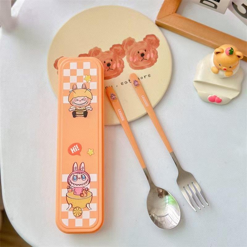 Labubu Draagbare Bestekset van Twee Stuks Cartoon Roestvrij Staal Vork Lepel Opbergdoos Student Draagbare Eetservies Set