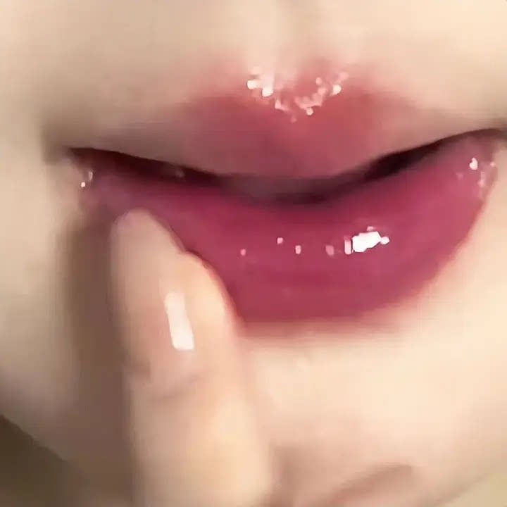 Korean-Style Youthful Look! Mirror-Like Glossy Lip Gloss for Plump Lips, Natural and Pure, Enhances Complexion, Cool Pink Lipstick in Solid Form