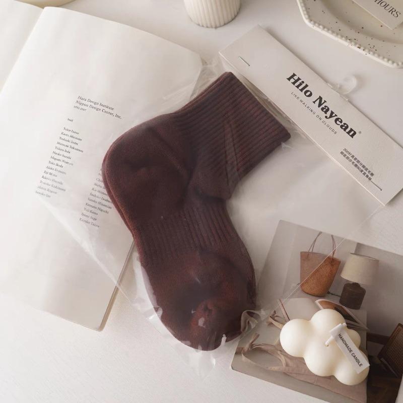 

Soft Towel Soles with Thickened Warmth, Right-angle Cotton Mid-calf Socks for Women, Versatile Black and White Sports Socks for Students 1 pair