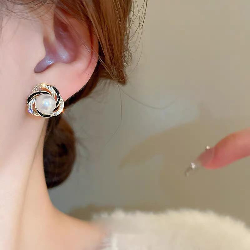 Micro-inlaid zircon wound pearl earrings, mosquito coil disc, high-end sense, exquisite, small oil-dripping stud earrings, French elegant earrings.