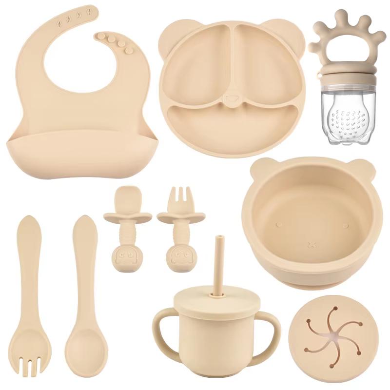 9 delar/set BPA-fri Silikon Baby Matningsset Sugkoppsskål Delad Middagstallrik Mug med Sugrör Sked Gaffel Justerbar Haklapp Barnservis