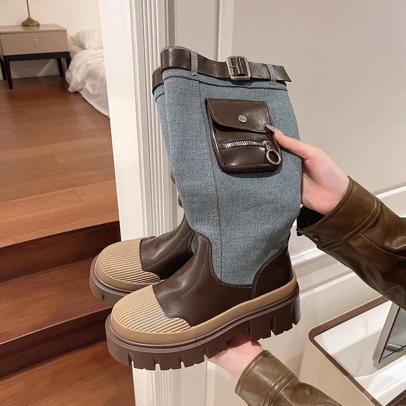Wadenhohe Denim-Stiefel Damen Herbst Retro Klobige Plateau Lange Stiefel Frau Slipper Dicke Absätze Cargo-Stiefel Taschen-Dekor