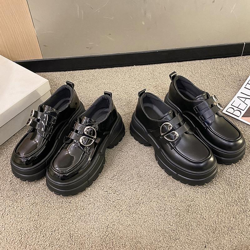 Туфли-лоферы женские на толстой подошве с круглым носком из искусственной кожи — фото 3