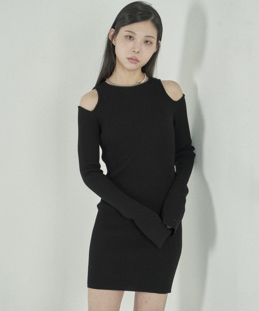 Tobaseu Slim Fit Shoulder Cutout Knit Dress (Black)