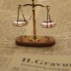 Mini cântare de epocă Ornament Accesorii în miniatură Model de cântar de justiție antică Decorare rafinată pentru casă Cadou pentru copii