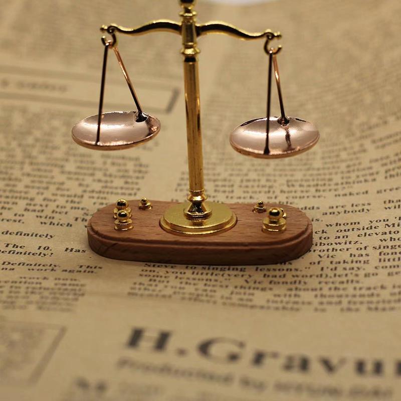 Mini vintage váhy Ornament Miniaturní příslušenství Starožitný model justiční váhy Vynikající domácí dekorace Dětský dárek