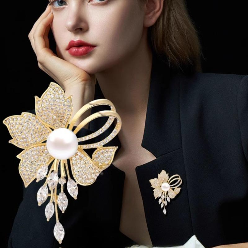 Exquisite Flower Imitation Pearl Brooches for Women Shiny Rhinestone Lapel Pins Sweater Cardigan Jewelry Gifts