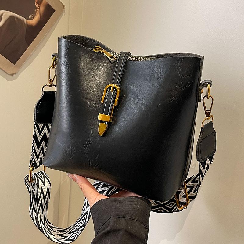 

Популярная сумка-ведро женская новая осенне-зимняя универсальная ретро широкополосная на плечо сумка-мессенджер No specification чёрный