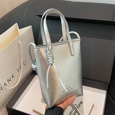 O geantă de mână retro de nișă pentru navetă O geantă crossbody versatilă cu o singură curea pentru femei