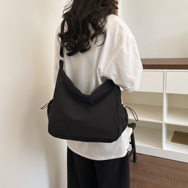 Stylish solid color casual shoulder bag New large-capacity simple messenger bag Versatile Korean version Lazy commuter bag