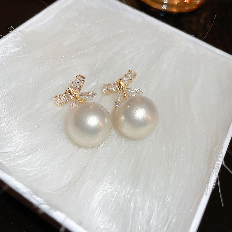 French Retro Zircon & Pearl Geometric Stud Earrings: Luxurious and Fashionable Accessories for Women