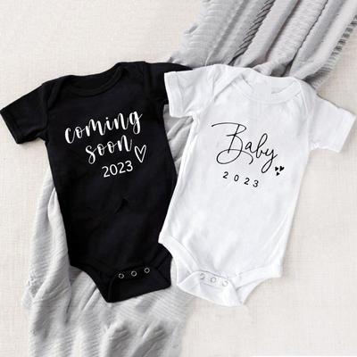 Bebek Duyuru Çok Yakında 2023 Yenidoğan Bebek Bodysuits Yaz Erkek Kız Romper Vücut Gebelik Ortaya Giysiler
