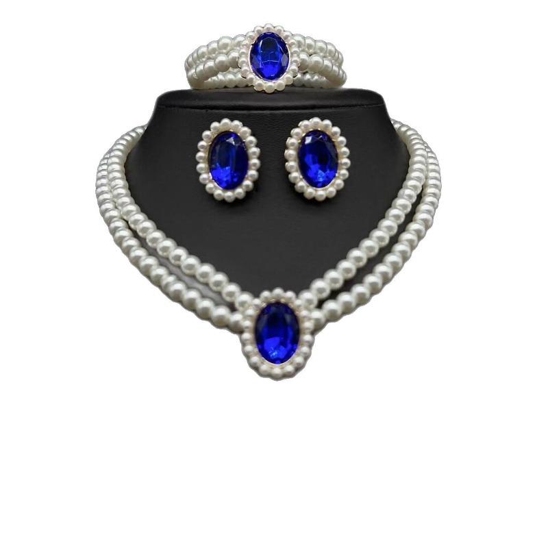 Elegante mehrreihige Imitationsperlenkette. Elegantes und luxuriöses Halsketten-Accessoire mit runden Perlenanhängern.